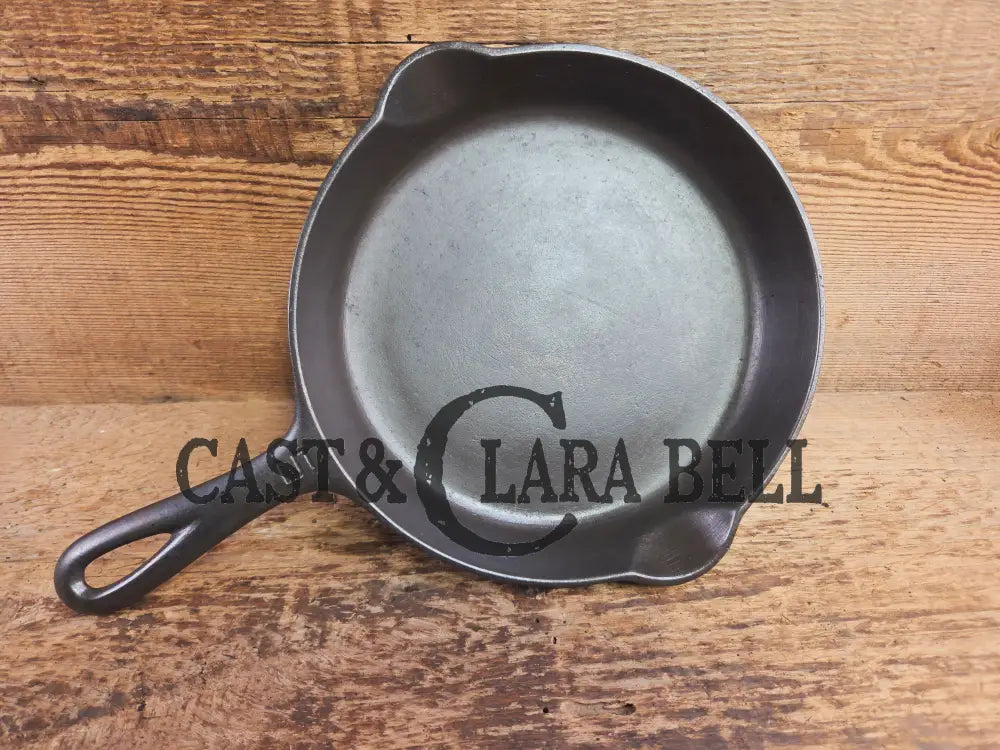 Super hard to find!! Gorgeous 1920βs Griswoldβs Victor #5 Skillet with Heat Ring Fully Marked 695. Skillet