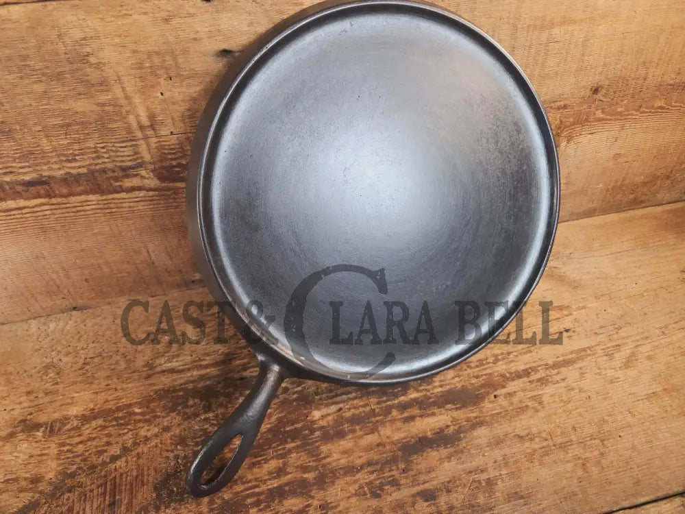 Super unique and gorgeous!! #740 Griswold #10 Round handled griddle with SLANT logo and NO Circles! Very different