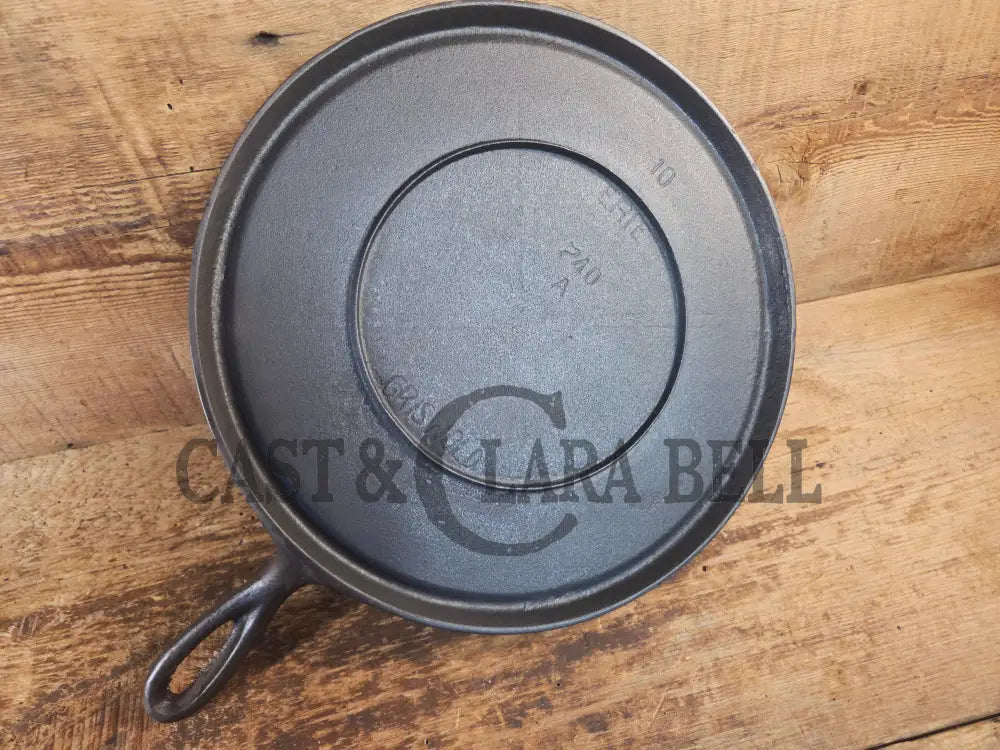Super unique and gorgeous!! #740 Griswold #10 Round handled griddle with SLANT logo and NO Circles! Very different