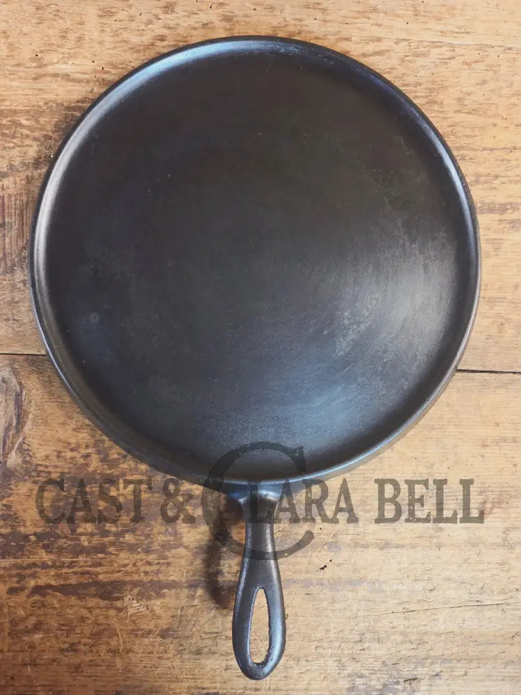 Super unique and gorgeous!! #740 Griswold #10 Round handled griddle with SLANT logo and NO Circles! Very different