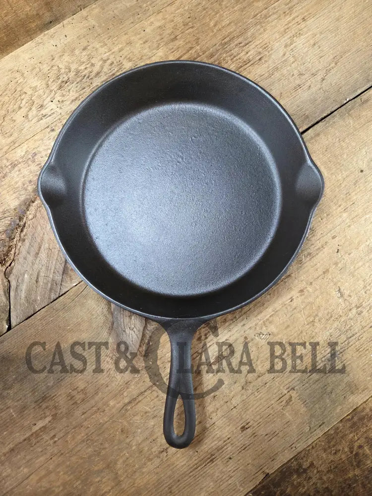 The Clara Bell Classic! 1940βs Era Three notch Lodge #8 cast iron skillet. Beautiful piece of Americana! Skillet
