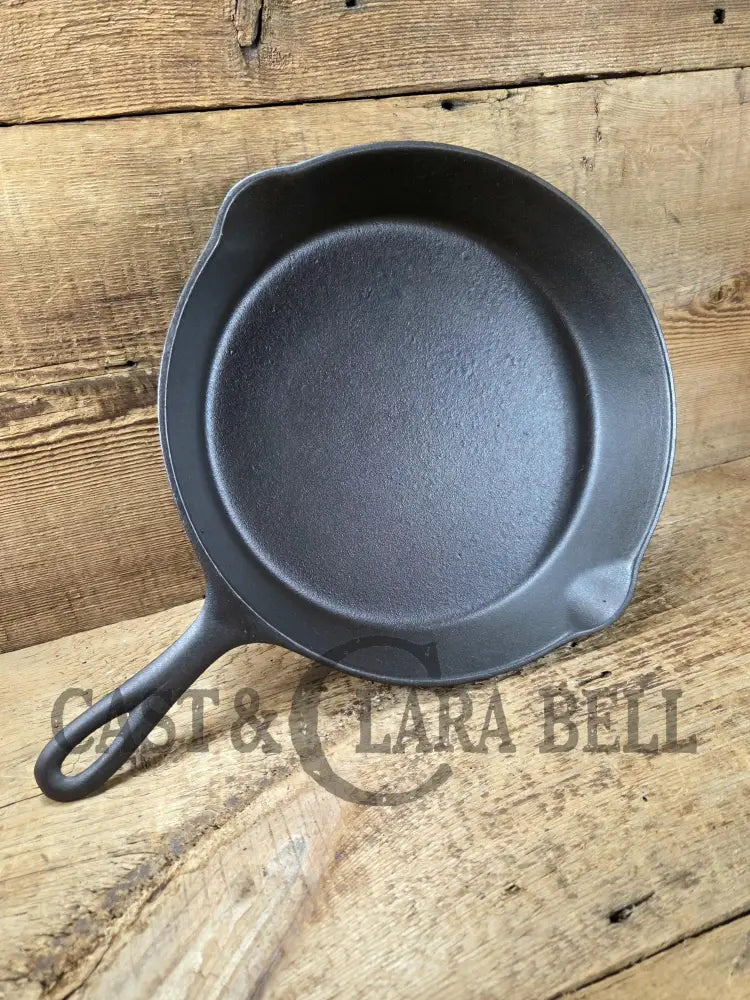 The Clara Bell Classic! 1940βs Era Three notch Lodge #8 cast iron skillet. Beautiful piece of Americana! Skillet
