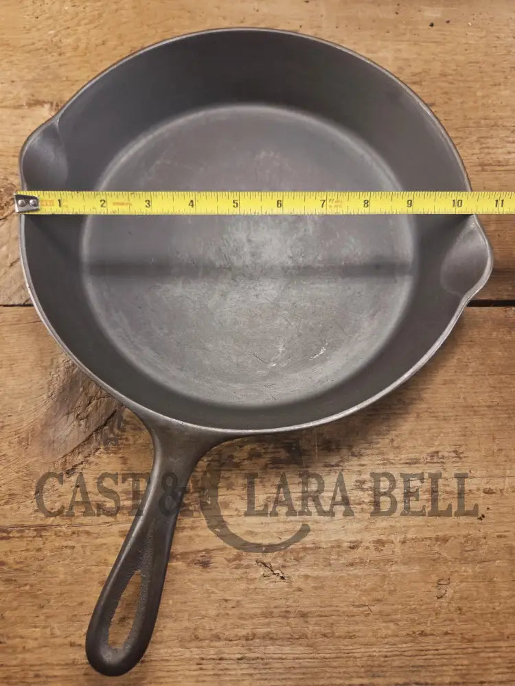 The Clara Bell Classic! 1940βs Era Three notch Lodge #8 cast iron skillet. Beautiful piece of Americana! SC24