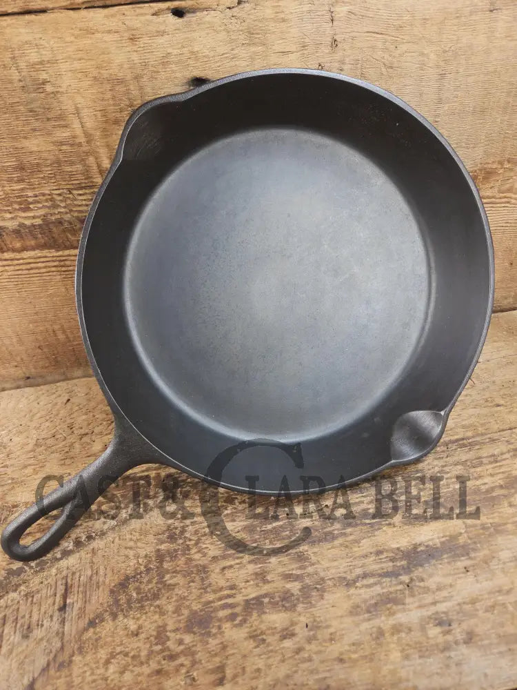 The Clara Bell Classic! 1940βs Era Three notch Lodge #8E cast iron skillet. Beautiful piece of Americana! SC24 Skillet