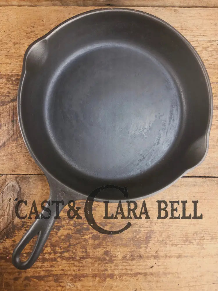 The Classic! 1930βs Wagner Ware #8 Cast Iron Skillet with Stylized Logo 1058 D Skillet