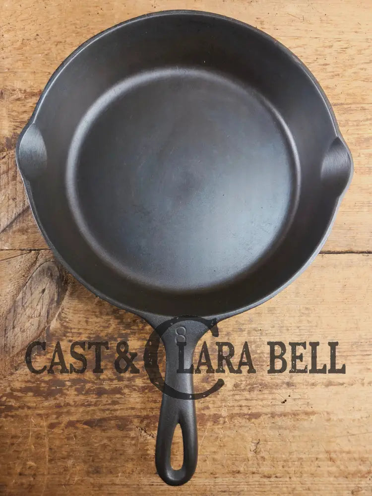 The Classic! 1930’s Wagner Ware #8 Cast Iron Skillet with Stylized Logo 1058 E Skillet
