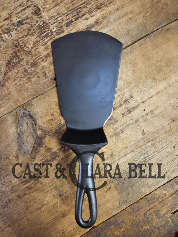 This may be our favorite custom made Wagner Cast Iron Skillet Spatula. From an 1800’s ’Arch Straight’ Wagner Skillet.