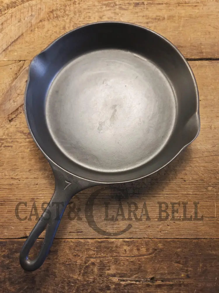 Tough to find! 1920βs era Wagner made National / Wagner Ware dual logo #7 (1357) Center logo cast iron skillet with