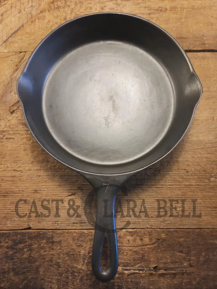 Tough to find! 1920βs era Wagner made National / Wagner Ware dual logo #7 (1357) Center logo cast iron skillet with