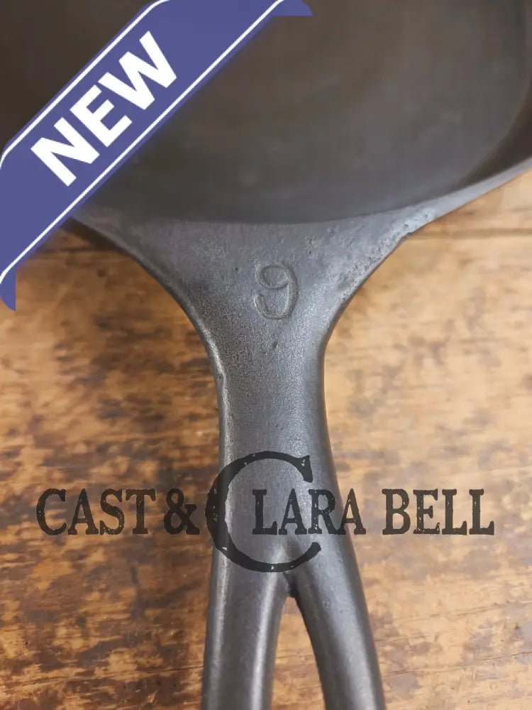 Tough to find! 1920โs era Wagner made National / Wagner Ware dual logo #9 (1359) Center logo cast iron skillet with