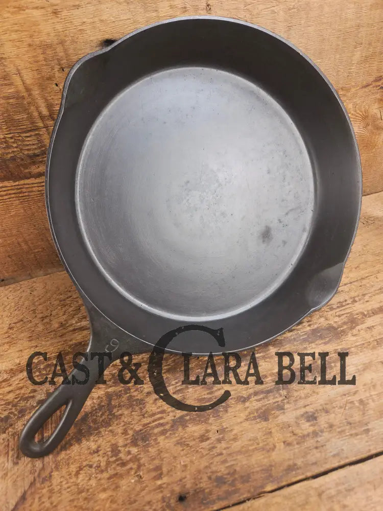Tough to find! 1920βs era Wagner made National / Wagner Ware dual logo #9 (1359) Center logo cast iron skillet with