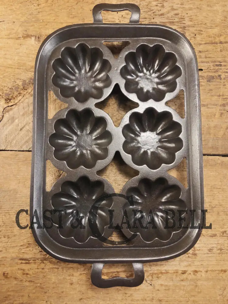 Tough to find. Gorgeous Wagner Ware 6 cup Cast Iron Turk Head Gem Pan! Collectors piece!