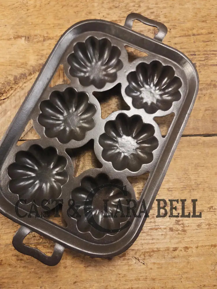 Tough to find. Gorgeous Wagner Ware 6 cup Cast Iron Turk Head Gem Pan! Collectors piece!