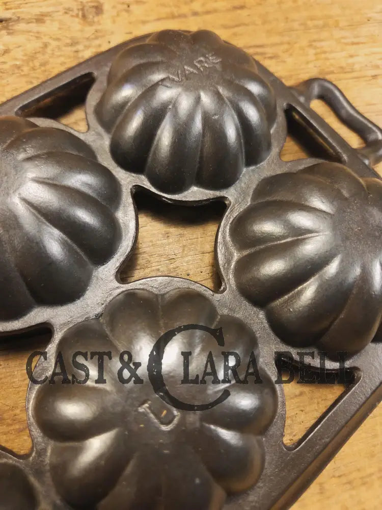 Tough to find. Gorgeous Wagner Ware 6 cup Cast Iron Turk Head Gem Pan! Collectors piece!