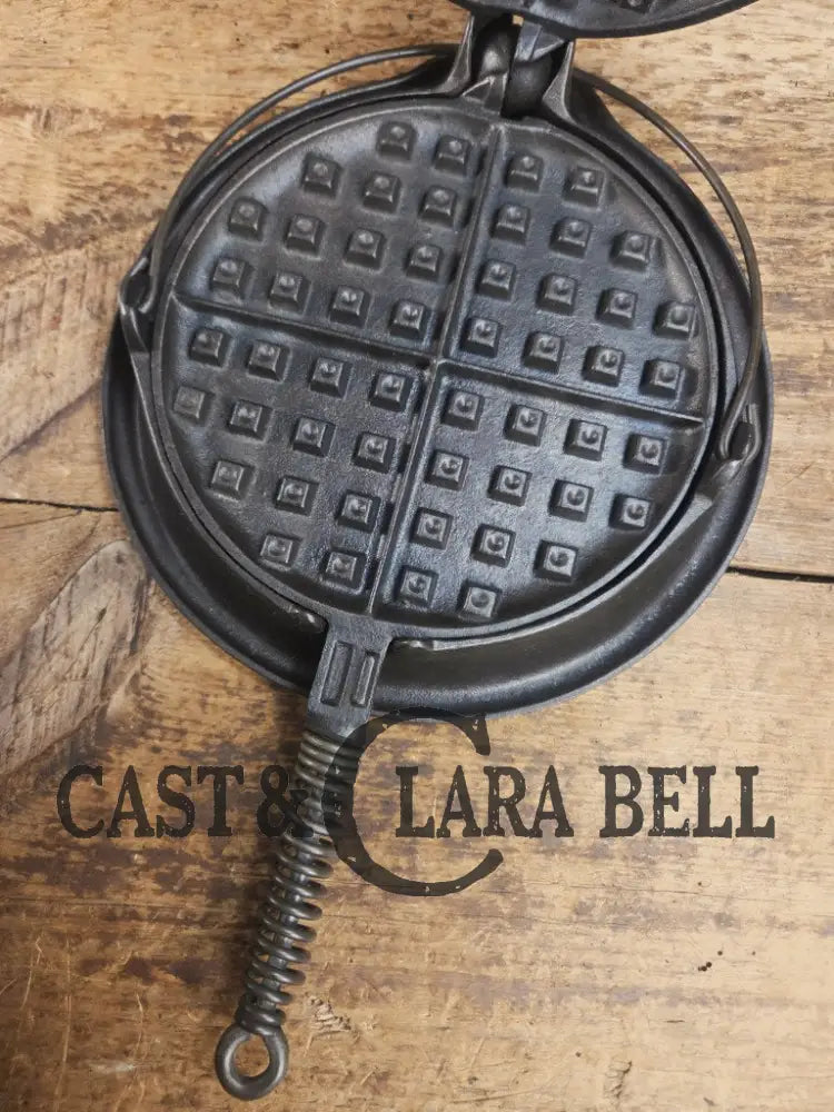 Tougher to find 1920’s Early Wagner Ware Stylized logo 1408 #8 Waffle Iron with short Base! Waffle Iron