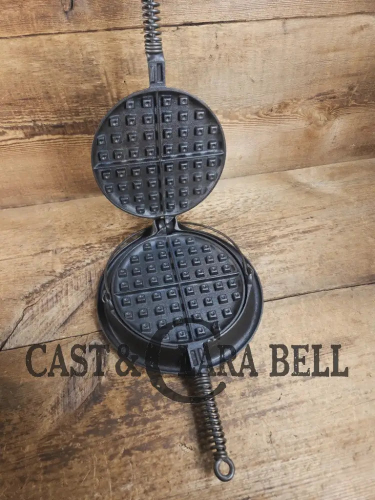 Tougher to find 1920’s Early Wagner Ware Stylized logo 1408 #8 Waffle Iron with short Base! Waffle Iron