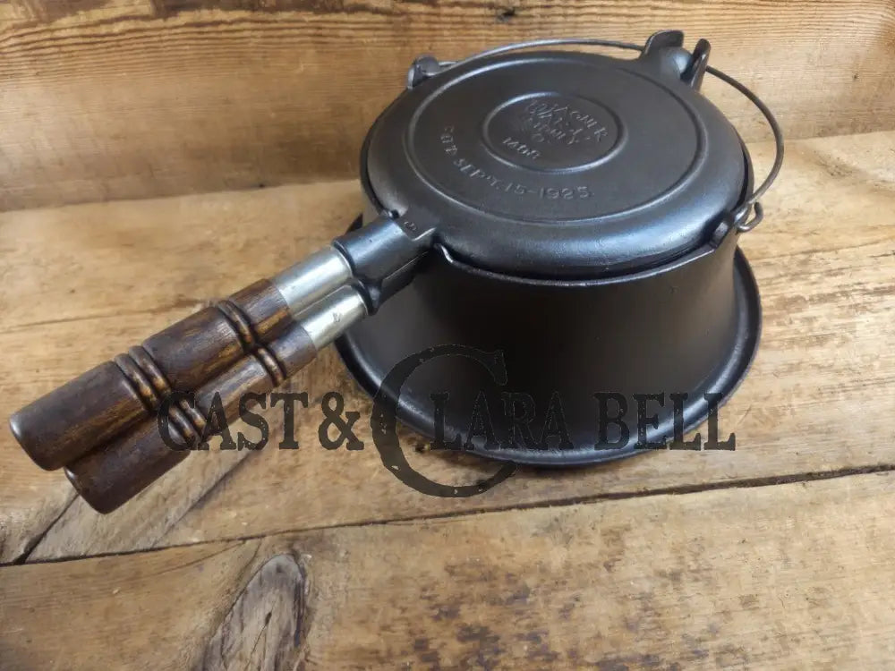 Tougher to find 1920βs Early Wagner Ware Stylized logo 1408 #8 Waffle Iron with tall Base! Waffle Iron