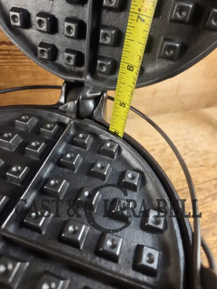 Tougher to find 1920βs Early Wagner Ware Stylized logo 1408 #8 Waffle Iron with tall Base! Waffle Iron