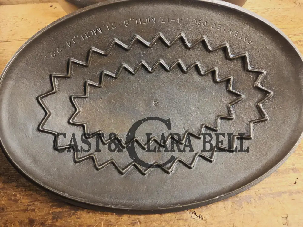 Turtle Top Style Wagner #5 Oval Roaster with Sawtooth drip lid and Stylized logo bottom Dutch Ovens Trivets & Kettles