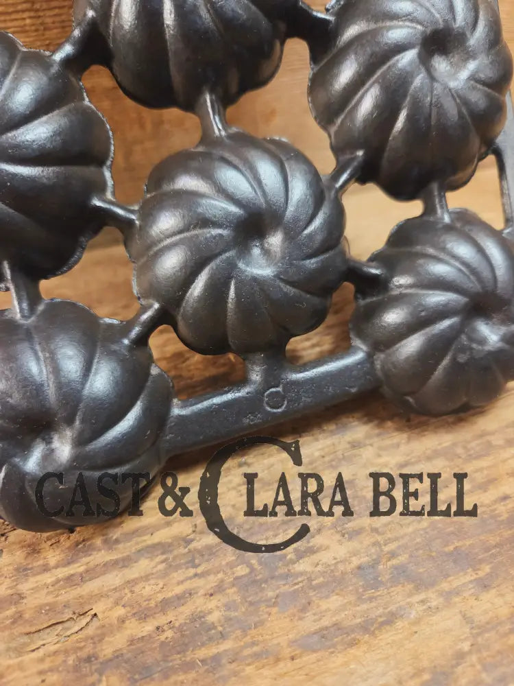 Unique and not seen often Wagner Ware 12 cup Cast Iron Turk Head Gem Pan Bakeware