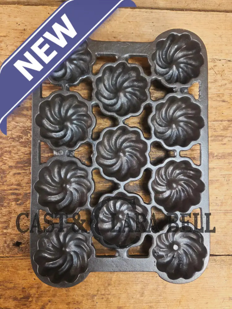 Unique and not seen often Wagner Ware 12 cup Cast Iron Turk Head Gem Pan Bakeware