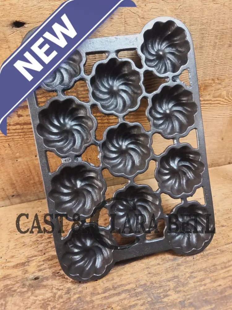 Unique and not seen often Wagner Ware 12 cup Cast Iron Turk Head Gem Pan Bakeware