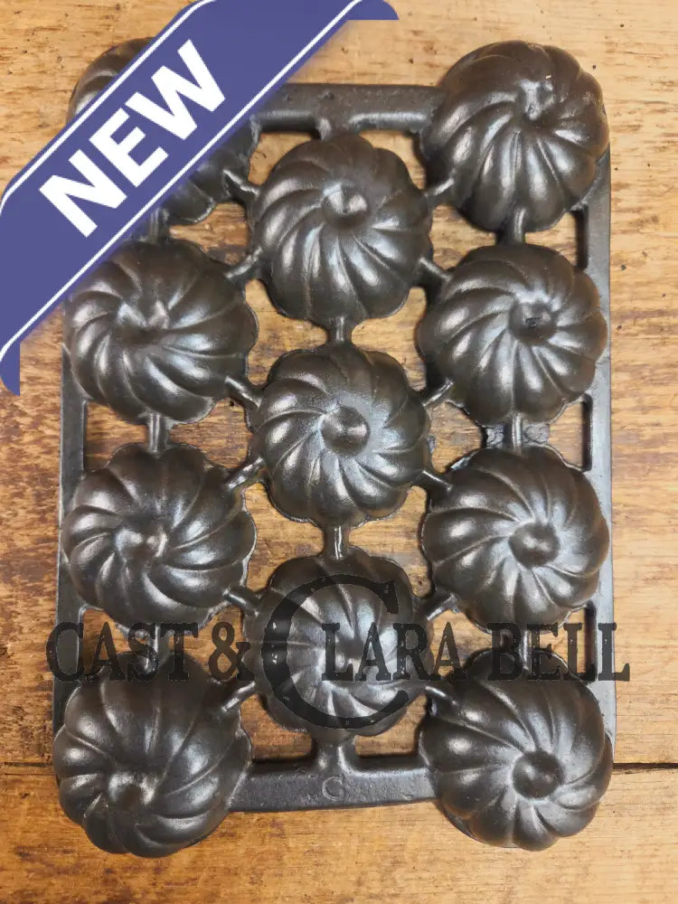 Unique and not seen often Wagner Ware 12 cup Cast Iron Turk Head Gem Pan Bakeware