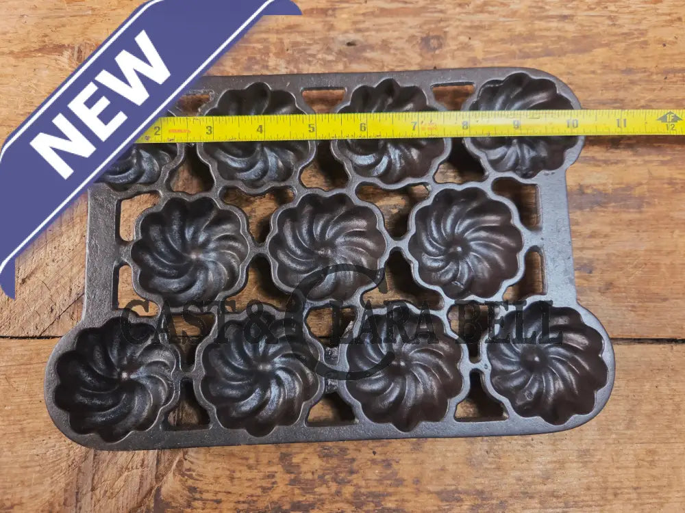 Unique and not seen often Wagner Ware 12 cup Cast Iron Turk Head Gem Pan Bakeware