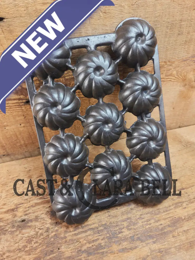 Unique and not seen often Wagner Ware 12 cup Cast Iron Turk Head Gem Pan Bakeware