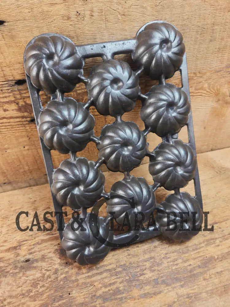 Unique and not seen often Wagner Ware 12 cup Cast Iron Turk Head Gem Pan Bakeware