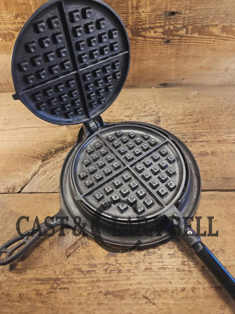 Unique! Early 1900βs Griswold New American Style No. 8 Cast Iron Waffle Iron Low Base 884 Patent 1901. 976/977 paddles