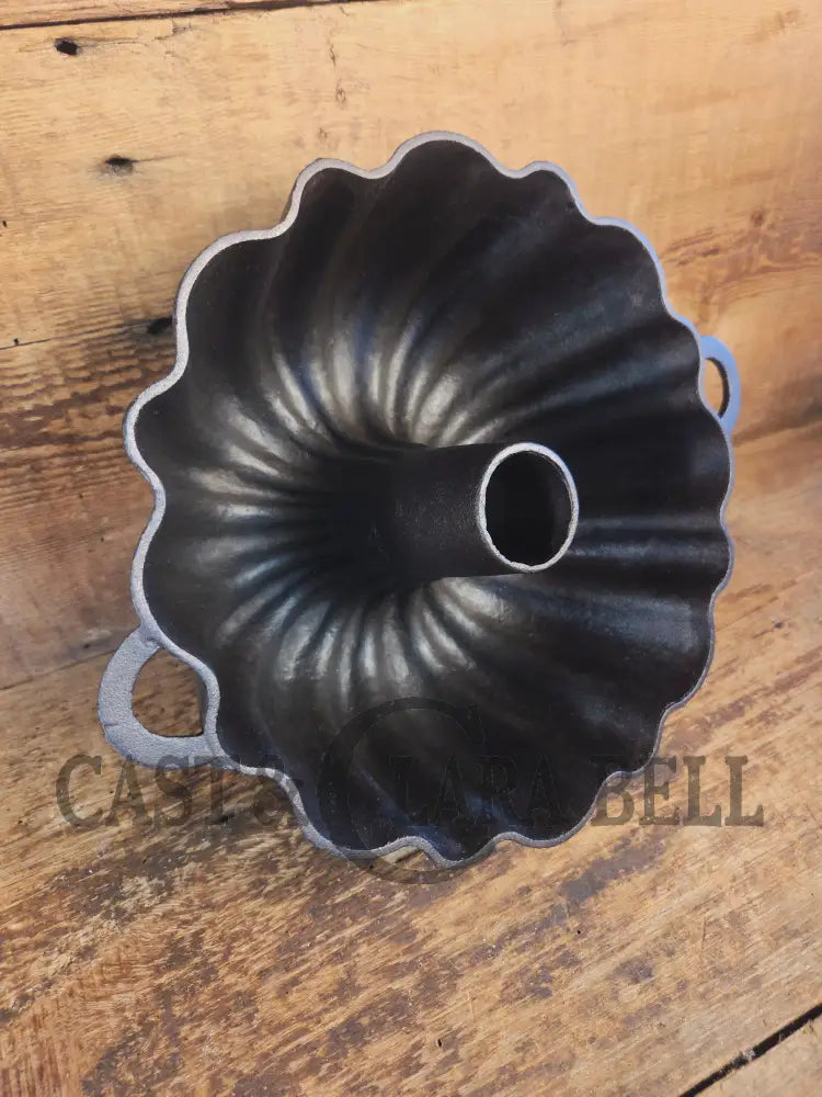 Unknown ’Aristocrat’ style 17 Cup Fluted Bundt Pan with late 1800 gate marking. Really beautiful! - Bakeware