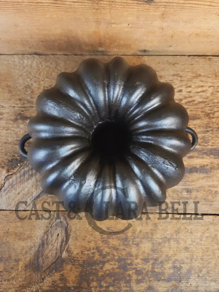 Unknown ’Aristocrat’ style 17 Cup Fluted Bundt Pan with late 1800 gate marking. Really beautiful! - Bakeware