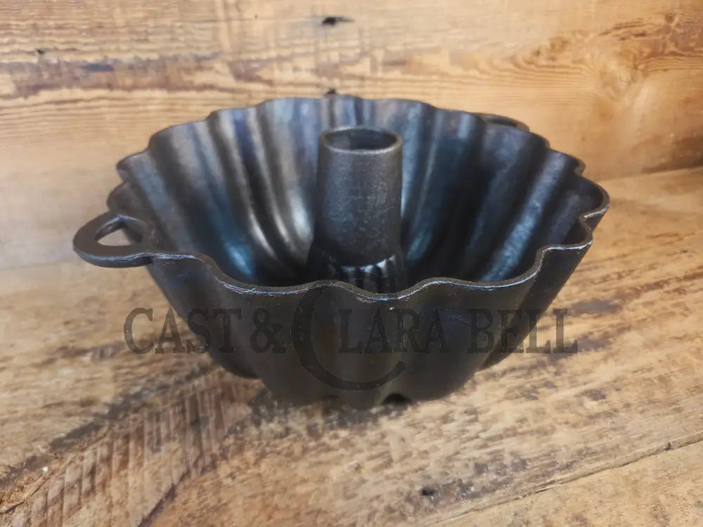 Unknown ’Aristocrat’ style 17 Cup Fluted Bundt Pan with late 1800 gate marking. Really beautiful! - Bakeware