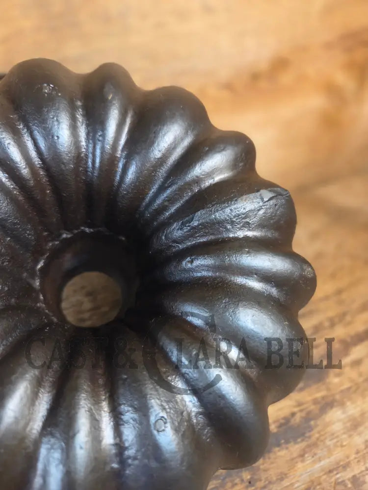 Unknown ’Aristocrat’ style 17 Cup Fluted Bundt Pan with late 1800 gate marking. Really beautiful! - Bakeware