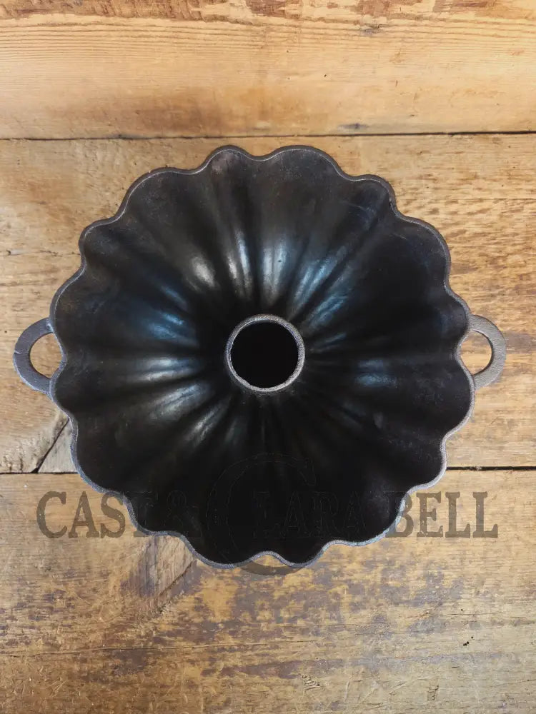 Unknown ’Aristocrat’ style 17 Cup Fluted Bundt Pan with late 1800 gate marking. Really beautiful! - Bakeware