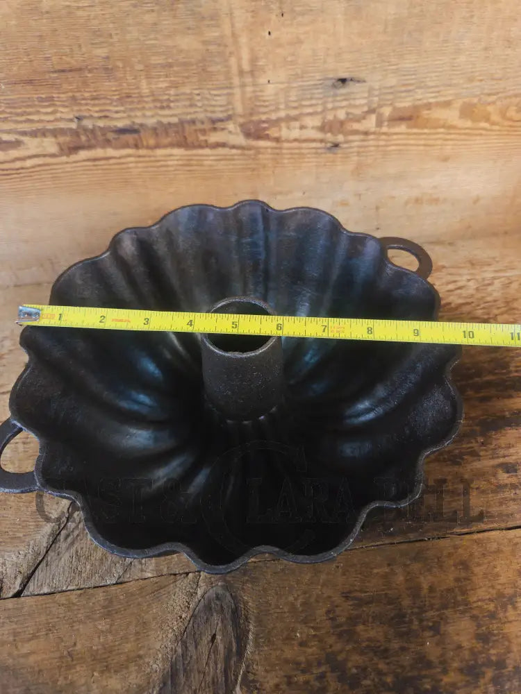 Unknown ’Aristocrat’ style 17 Cup Fluted Bundt Pan with late 1800 gate marking. Really beautiful! - Bakeware