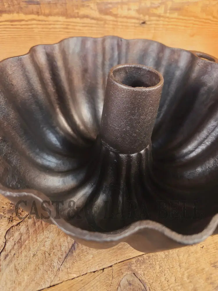 Unknown ’Aristocrat’ style 17 Cup Fluted Bundt Pan with late 1800 gate marking. Really beautiful! - Bakeware