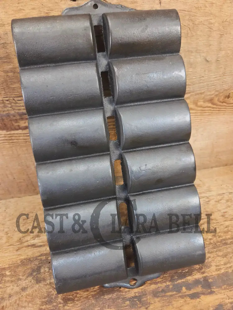 Unknown French Roll No. 11 Pan raised No. 11 & French Roll markings. Very similar to Griswold but likely Unknown