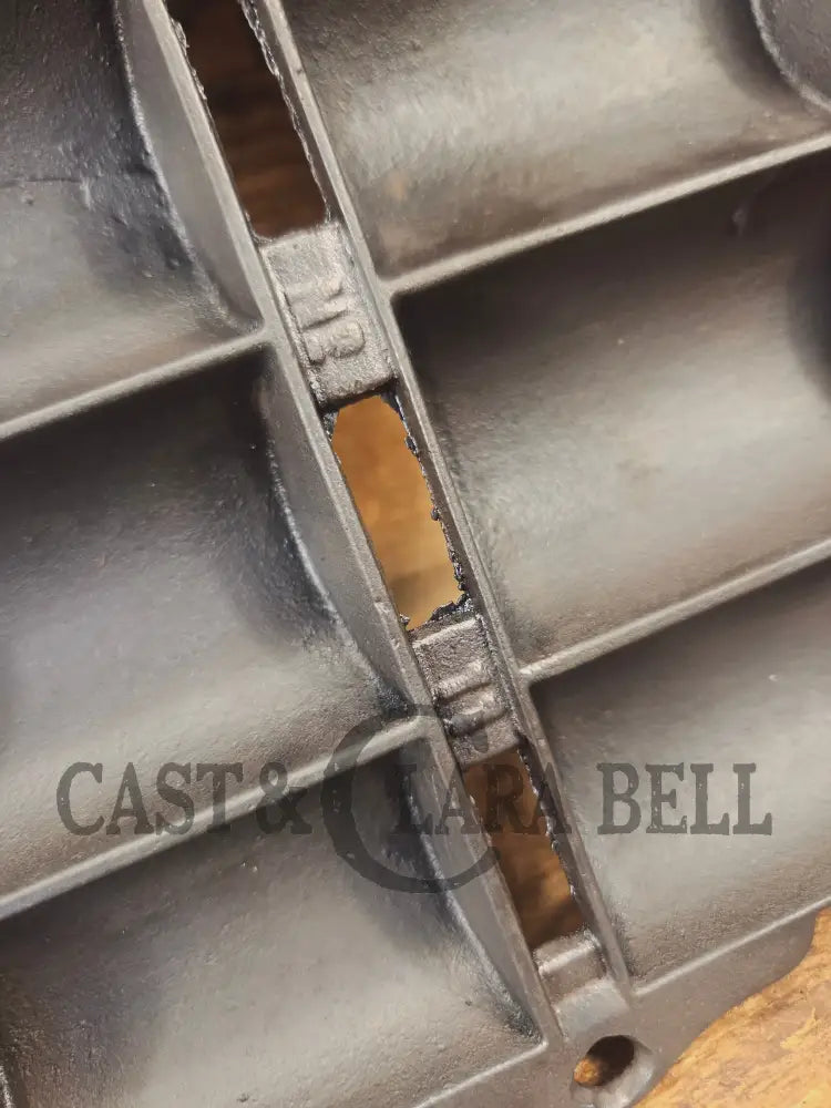 Unknown French Roll No. 11 Pan raised No. 11 & French Roll markings. Very similar to Griswold but likely Unknown