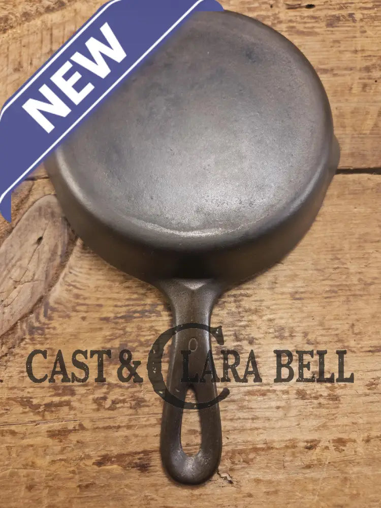 Unknown mystery egg skillet. Really cool daily user to own and use. Very similar to unmarked Wagner (SC24)