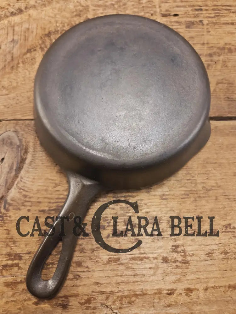 Unknown mystery egg skillet. Really cool daily user to own and use. Very similar to unmarked Wagner (SC24)