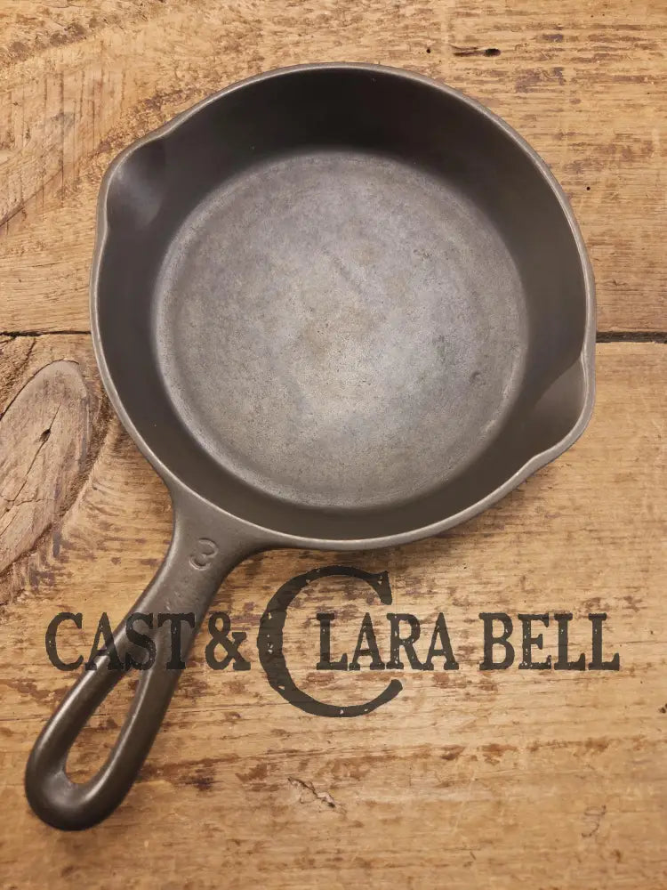 Unknown mystery egg skillet. Really cool daily user to own and use. Very similar to unmarked Wagner (SC24)