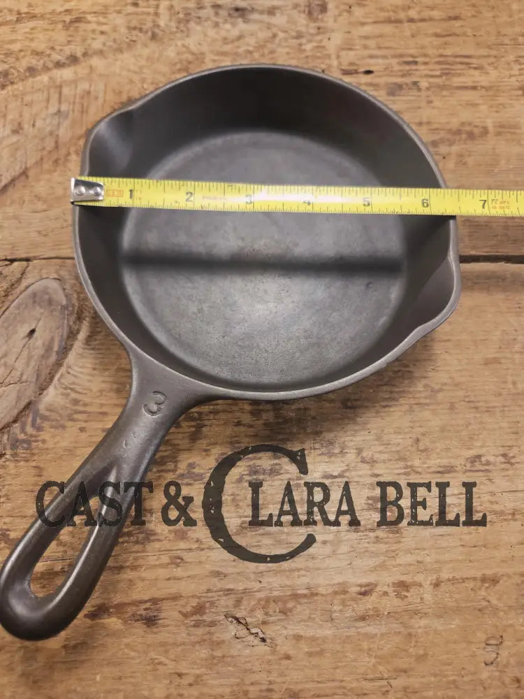 Unknown mystery egg skillet. Really cool daily user to own and use. Very similar to unmarked Wagner (SC24)