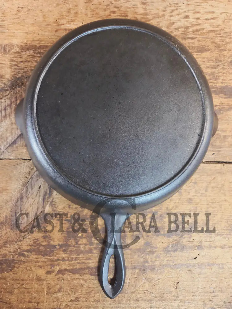 Unknown pointy handled #8 cast iron skillet. Beautiful skillet amazing daily user - Skillet