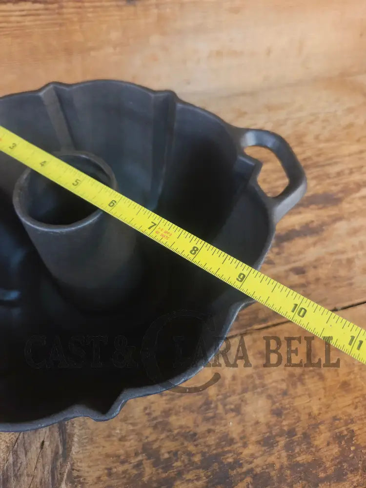 Unknown ’The Poser’ style 10 Cup German style (Gugelhupf) pan. Really beautiful! - Bakeware