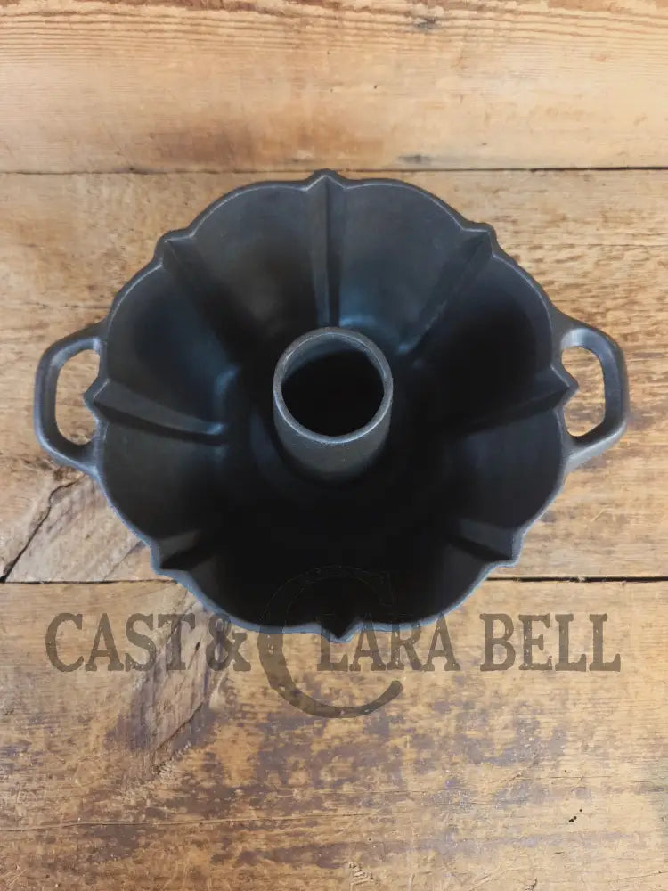 Unknown ’The Poser’ style 10 Cup German style (Gugelhupf) pan. Really beautiful! - Bakeware