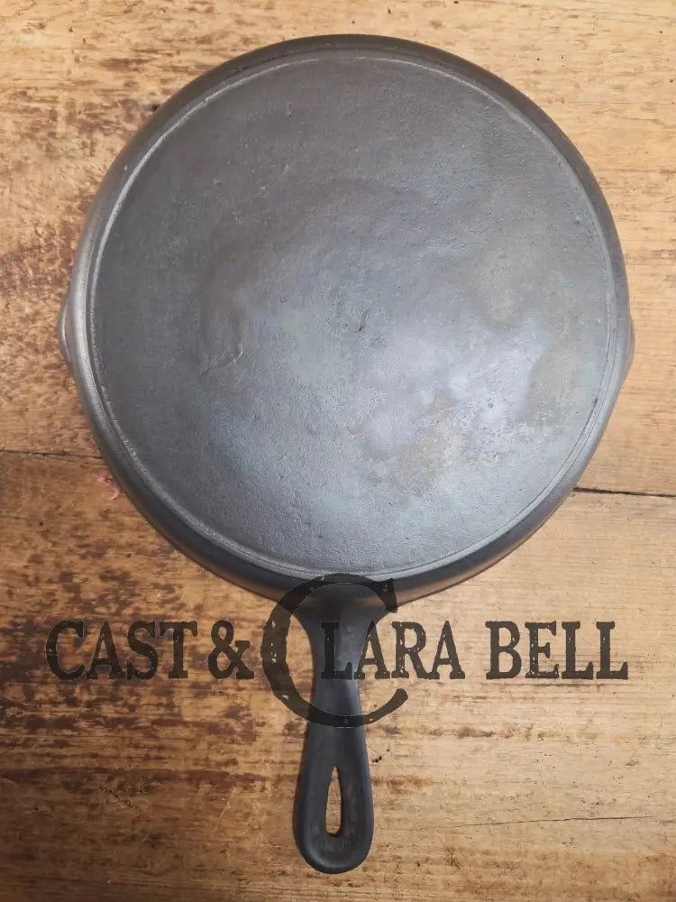 Unmarked Martin Stove & Range Co. #8 Cast Iron Skillet. Versatile and elegant Skillet
