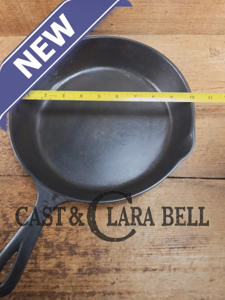 Unmarked Martin Stove & Range Co. #8 Cast Iron Skillet. Versatile and elegant Skillet