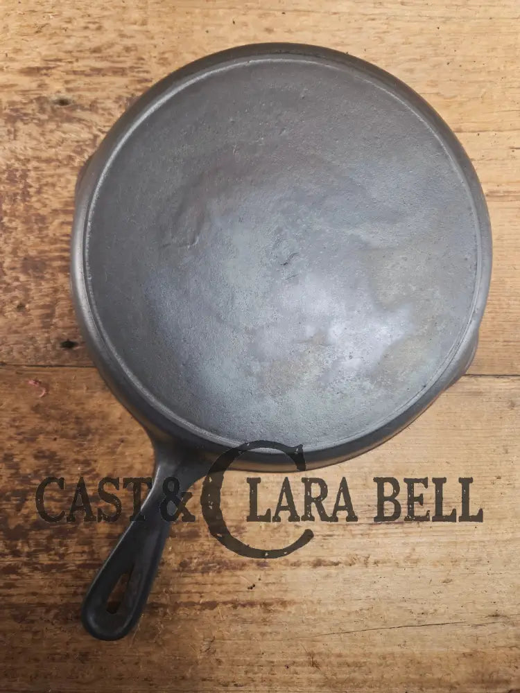 Unmarked Martin Stove & Range Co. #8 Cast Iron Skillet. Versatile and elegant Skillet